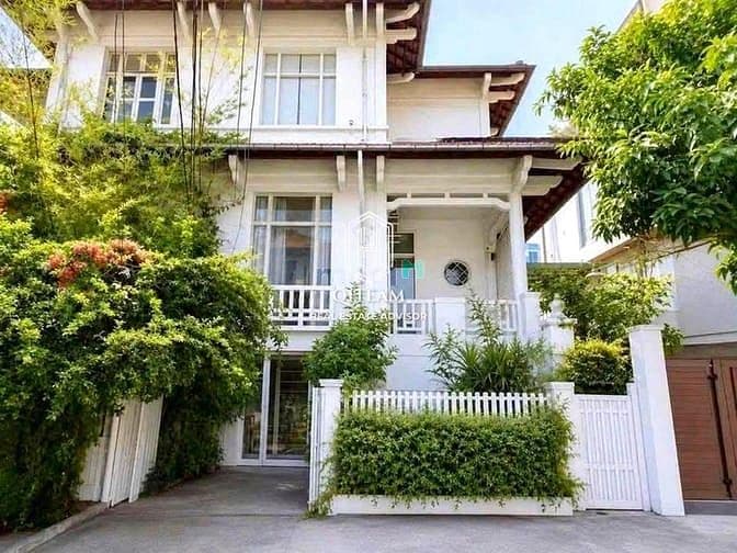 Biệt thự Pháp xưa ngay Tú Xương, Q3. Dt: 8,5x18,5m, Kc: trệt 2 lầu