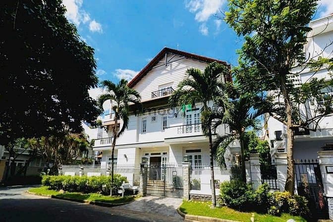 Cho thuê ngay căn biệt thự đơn lập full nội thất diện tích 270m2
