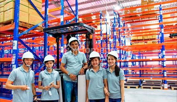 Kho nhỏ lớn có ô kệ để hàng hóa sỉ lẻ, phần mềm online quản lý kho từ xa, 9 nhân viên vận hành kho